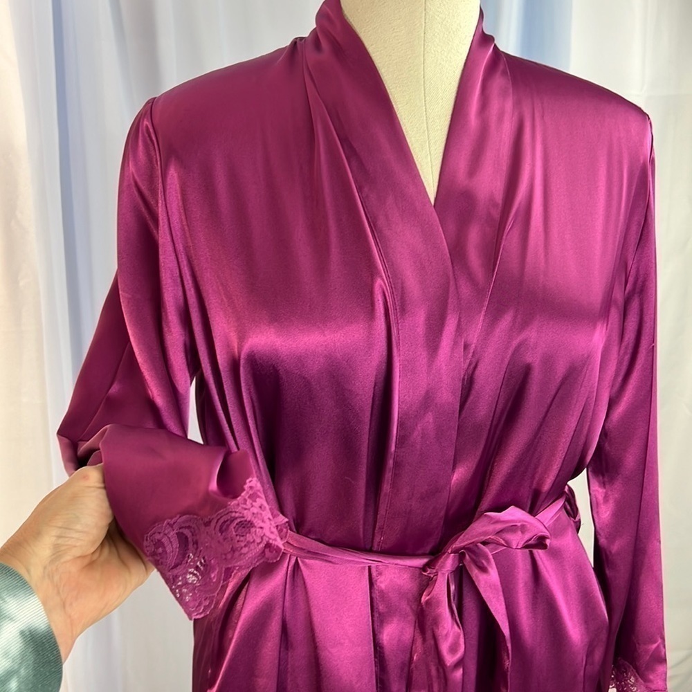 Delicates fuchsia satin romantic knee length robe with tie waist long sleeves M